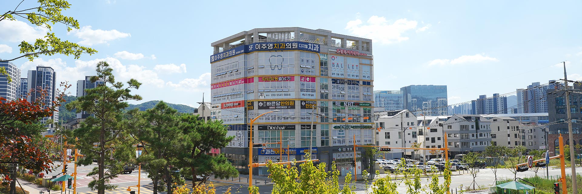 과천시 지식정보타운 내 상가 건물 및 주변 도시 경관에 추진된 간판개선사업 및 공공디자인 시공 전경 - 디자인시기
